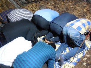 KAHRAMANMARAŞ’TA 1500 YAŞINDA OLDUĞU TAHMİN EDİLEN ÇINAR AĞACININ KOVUĞUNDA VATANDAŞLAR TERAVİH NAMAZI KILDI. (MUHAMMET ÖZER/KAHRAMANMARAŞ-İHA)