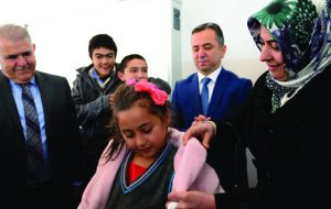 ONİKİŞUBAT MİNİK ÖĞRENCİLERİ GİYDİRDİ