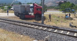 Kahramanmaraş’ta trenin çarptığı tırın sürücüsü öldü