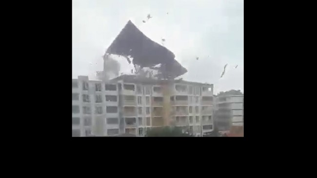 Afşin’de şiddetli rüzgar apartmanın çatısını uçurdu
