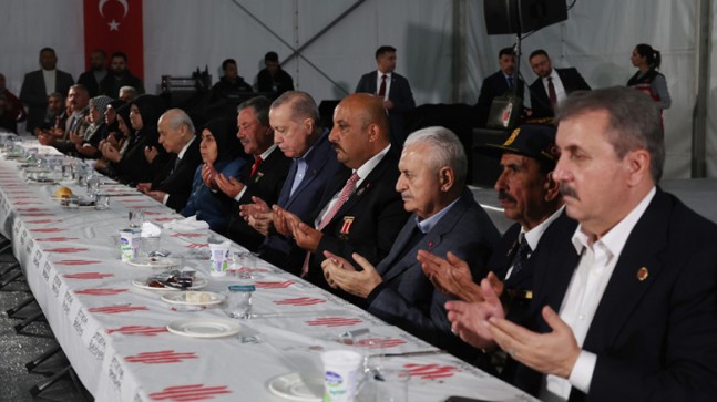 Cumhurbaşkanı Erdoğan İlk İftarı Depremzedelerle Birlikte Yaptı