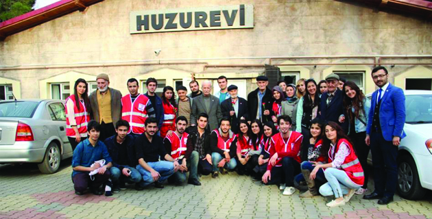 GENÇ KIZILAY HUZUREVİ’Nİ ZİYARET ETTİ