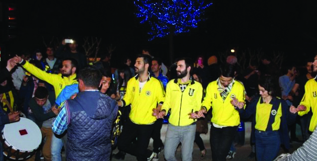 Fenerbahçe Galibiyeti Sokağa Taştı
