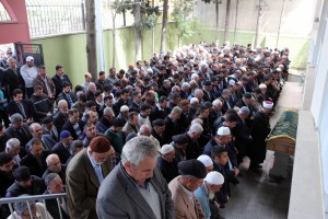 CİNAYET DURUŞMASI SONRASI KALP KRİZİNDEN ÖLDÜ ALACAK VERECEK MESELESİ YÜZÜNDEN 8 AY ÖNCE EVİNİN ÖNÜNDE UĞRADIĞI SİLAHLI SALDIRI SONRASI HAYATINI KAYBEDEN CELAL GÖRKEM’İN AĞABEYİ KEMAL GÖRKEM, ADLİYE ÇIKIŞINDA GEÇİRDİĞİ KALP KRİZİ SONUCU HAYATINI KAYBETTİ