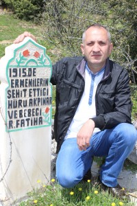 ATALARININ MEZARI BAŞINDA PAPA FRANCİS'İ KINADILAR KAHRAMANMARAŞ'TA 1915 YILINDA ERMENİLER TARAFINDAN ÖLDÜRÜLDÜĞÜ İDDİA ETTİKLERİ BÜYÜKANNELERİ VE DEDELERİNİN MEZARLARININ BAŞINDA BASIN AÇIKLAMASI YAPAN BİR GRUP VATANDAŞ, KATOLİKLERİN DİNİ LİDERİ PAPA FRANCİS İLE AVRUPA PARLAMENTOSUNU KINADI