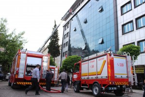 KAHRAMANMARAŞ'TA YANGIN PANİĞİ ESNAF VE SANATKARLAR ODALARI BİRLİĞİ BİNASINDA ÇIKAN YANGINDA 3 KİŞİ DUMANDAN ETKİLENDİ