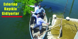 Evlerine Kayıkla Gidiyorlar