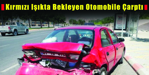 Kırmızı Işıkta Bekleyen Otomobile Çarptı