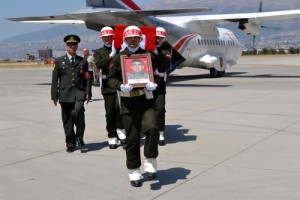 Siirt'in Sirvan ile Pervari ilceleri arasinda PKK'li teroristlerin karayoluna dosedikleri bombayi askeri aracin gecisi sirasinda uzaktan kumanda ile patlatmasi sonucu sehit edilen 8 askerden Kahramanmarasli jandarma er Omer Erustun'un naasi, ucakla memleketine getirildi. Sehidin annesi Nazan Erustun, 'Yuruyerek gel Omer'im, Senin yerine ben oleydim' diyerek gozyasi doktu.