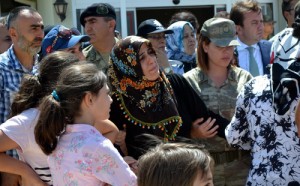 Siirt'in Sirvan ile Pervari ilceleri arasinda PKK'li teroristlerin karayoluna dosedikleri bombayi askeri aracin gecisi sirasinda uzaktan kumanda ile patlatmasi sonucu sehit edilen 8 askerden Kahramanmarasli jandarma er Omer Erustun'un naasi, ucakla memleketine getirildi. Sehidin annesi Nazan Erustun, 'Yuruyerek gel Omer'im, Senin yerine ben oleydim' diyerek gozyasi doktu.