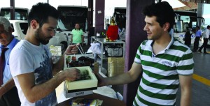 ÜNİVERSİTE ÖĞRENCİLERİNE ‘FISTIK’ GİBİ KARŞILAMA