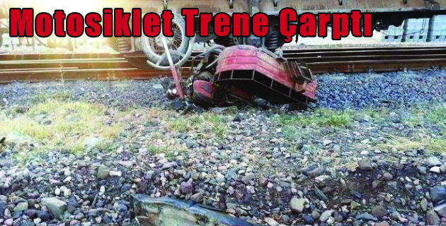 Motosikletiyle Trene Çarptı