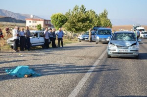 KAHRAMANMARAŞ’IN TÜRKOĞLU İLÇESİNDE, YOL KENARINDA SALATALIK SATAN 13 YAŞINDAKİ ÇOCUK, BİR OTOMOBİLİN ÇARPMASI SONUCU HAYATINI KAYBETTİ. (ALİ ÇAKMAK/KAHRAMANMARAŞ-İHA)