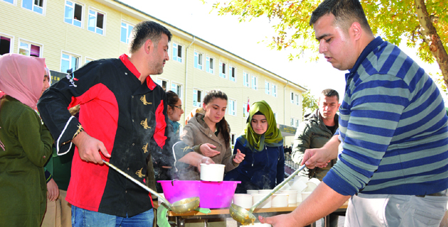 AŞURE KAZANLARI MEHMET GÜMÜŞER ANADOLU LİSESİ BAHÇESİNDE KAYNADI