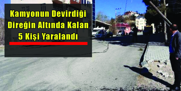 Kamyonun Devirdiği Direğin Altında Kalan 5 Kişi Yaralandı