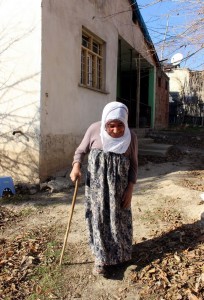 Kahramanmaraş'ın Elbistan ilçesinde 2 yıl önce akciğer kanserinden eşini kaybeden, kendisine de kemik erimesi teşhisi konulan kadın kimseye muhtaç olmamak için evinde yaşam mücadelesi veriyor. (Fatih Yazıcıoğlu - Anadolu Ajansı)