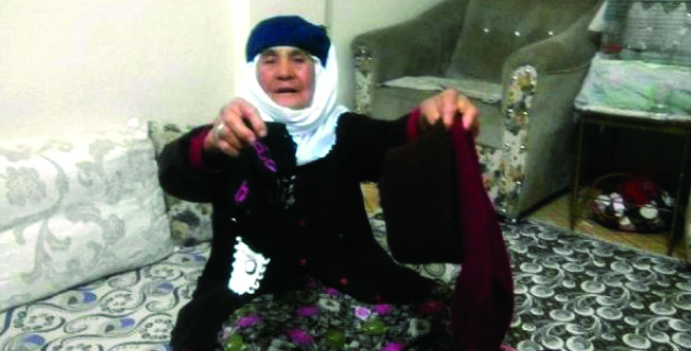 Fatma Nine, Bayırbucak Türkmenleri’ne Giyecek Örüyor