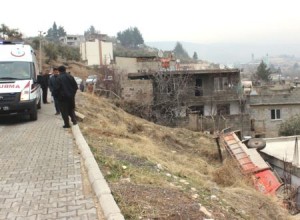 kahramanmaras-ta-kamyon-evin-uzerine-devrildi-2-6513774_b