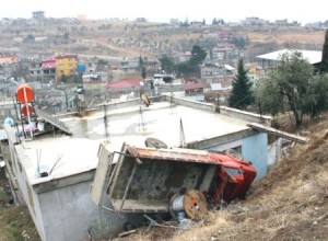 kahramanmaras-ta-kamyon-evin-uzerine-devrildi-2-6513775_b