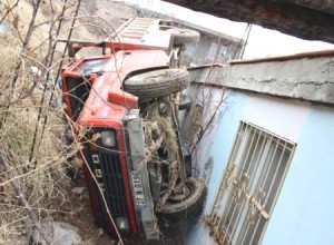 kahramanmaras-ta-kamyon-evin-uzerine-devrildi-2-6513778_b