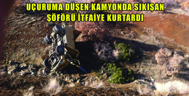 UÇURUMA DÜŞEN KAMYONDA SIKIŞAN ŞÖFÖRÜ İTFAİYE KURTARDI