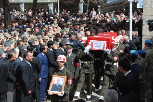 MARDİN'İN NUSAYBİN İLÇESİNDE ZIRHLI ARACIN GEÇİŞİ SIRASINDA TERÖRİSTLERİN YOLA DÖŞEDİĞİ BOMBANIN PATLATILMASI SONUCU ŞEHİT OLAN KAHRAMANMARAŞLI UZMAN ÇAVUŞ RAŞİT ATCI, MEMLEKETİ KAHRAMANMARAŞ'TA SON YOLCULUĞUNA UĞURLANDI. (ALİ KEKLİK - MUHAMMET ÖZER/KAHRAMANMARAŞ-İHA)
