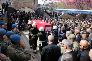 MARDİN’İN NUSAYBİN İLÇESİNDE ZIRHLI ARACIN GEÇİŞİ SIRASINDA TERÖRİSTLERİN YOLA DÖŞEDİĞİ BOMBANIN PATLATILMASI SONUCUNDA ŞEHİT OLAN KAHRAMANMARAŞLI UZMAN ÇAVUŞ RAŞİT ATCI, MEMLEKETİ KAHRAMANMARAŞ’TA SON YOLCULUĞUNA UĞURLANDI. (ALİ KEKLİK - MUHAMMET ÖZER/KAHRAMANMARAŞ-İHA)