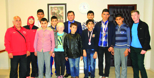 GÖRME ENGELLİ JUDO’CULAR MADALYALARI SİLDİ SÜPÜRDÜ