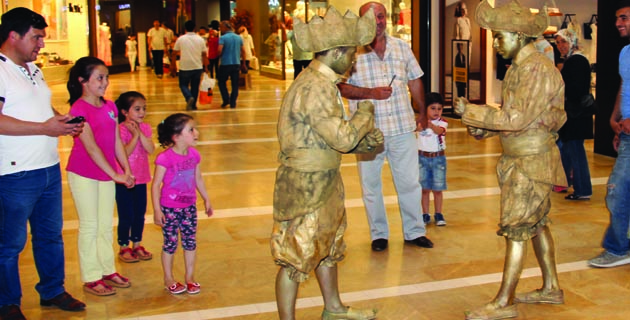 Canlı Heykel performansı PİAZZA’DA