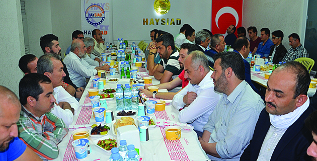 iş adamları iftarda buluştu.