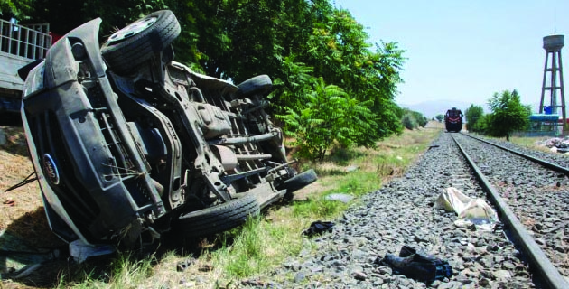 Tren Minibüsü Biçti: 8 Ölü
