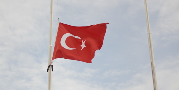 Kahramanmaraş’ta Bayraklar Yarıya İndi