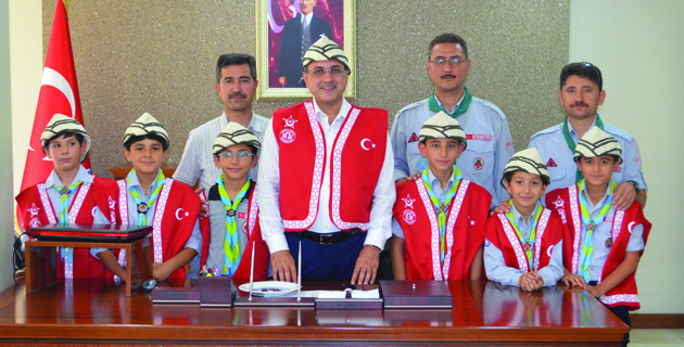 İZCİLERDEN ONİKİŞUBAT KAYMAKAMINA ZİYARET