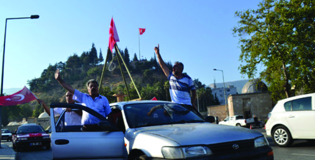 Otomobilin Üzerine Darağacı Kurdular