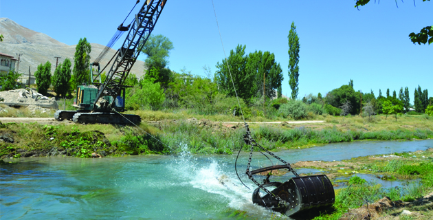 CEYHAN NEHRİ TEMİZLENİYOR