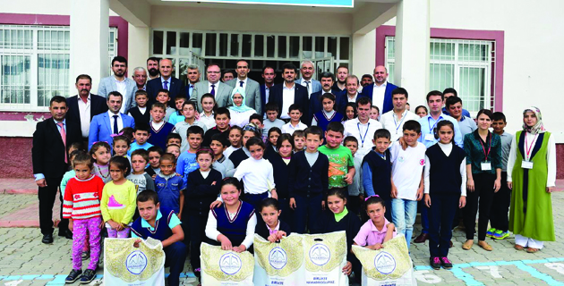 Dulkadiroğlu Belediyesinden Öğrencilerimize Kırtasiye Malzemesi Dağıtımı Yapıldı.