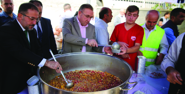 Afşin Belediyesi aşure dağıttı