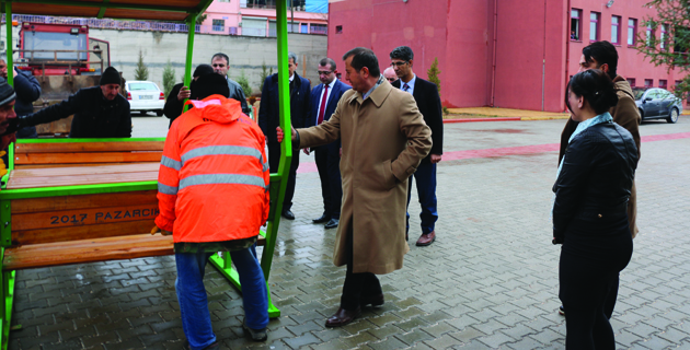 PAZARCIK BELEDİYESİNDEN, OKULLARA OTURMA BANKI