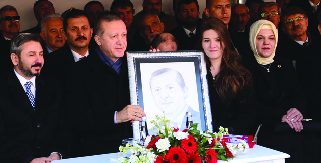 Cumhurbaşkanı’na Resmini Hediye Etti, Elini Öptü