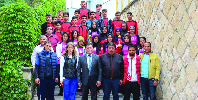 BAŞARILI HOKEY TAKIMLARIMIZDAN ZİYARET