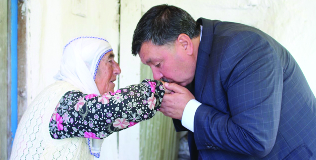 Başkan Çeleğen’den Yaşlı Vatandaşlara Çat Kapı Ziyaret