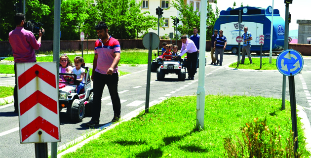 TRAFİĞİN MİNİK BEKÇİLERİ BU ALANDA YETİŞİYOR