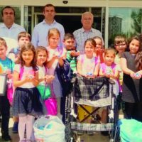 Minik öğrenciler, engelliler için kapak topladı