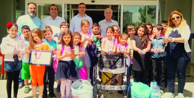Minik öğrenciler, engelliler için kapak topladı