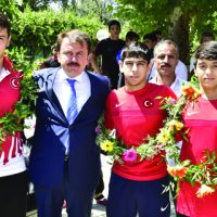 ERKOÇ’TAN MİLLİ GÜREŞÇİLERİ KARŞILAMA