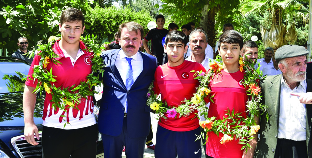 ERKOÇ’TAN MİLLİ GÜREŞÇİLERİ KARŞILAMA