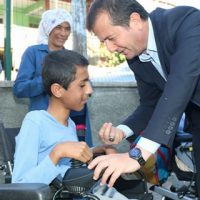 BOZDAĞ’DAN, ENGELLİLERE TEKERLEKLİ SANDALYE DESTEĞİ