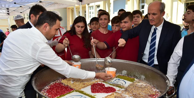 DULKADİROĞLU’NDAN ÖĞRENCİLERE AŞURE