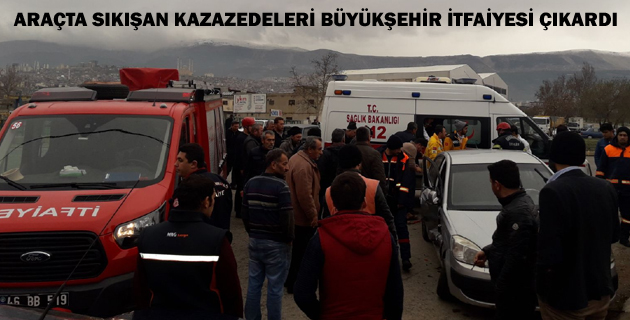 ARAÇTA SIKIŞAN KAZAZEDELERİ BÜYÜKŞEHİR İTFAİYESİ ÇIKARDI
