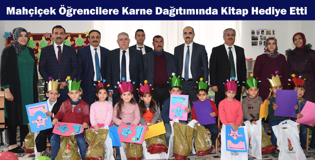 Mahçiçek Öğrencilere Karne Dağıtımında Kitap Hediye Etti